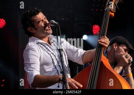 Sänger und Doppel-Bass-Spieler der Rockabilly-Band Johnny Montreuil auf der Bühne Stockfoto