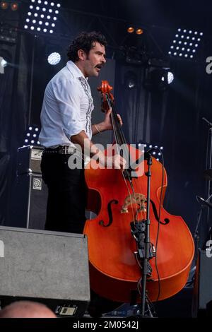 Sänger und Doppel-Bass-Spieler der Rockabilly-Band Johnny Montreuil auf der Bühne Stockfoto