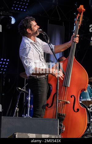 Sänger und Doppel-Bass-Spieler der Rockabilly-Band Johnny Montreuil auf der Bühne Stockfoto