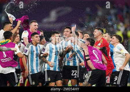 DOHA, KATAR - 3. DEZEMBER: Die Spieler Argentiniens feiern den Sieg während des 2022. FIFA-Weltmeisterschafts-16-Spiels zwischen Argentinien und Australien am 3. Dezember 2022 im Ahmad bin Ali Stadium in Al Rayyan, Katar. (Foto: Florencia Tan Jun/PxImages) Stockfoto