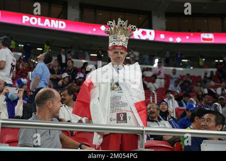 Doha, Katar. 04.. Dezember 2022. 4.. Dezember 2022, Al Thumama Stadium, Doha, QAT, FIFA-Weltmeisterschaft 2022, Runde 16, Frankreich gegen Polen, auf dem Bild der polnischen Fans auf den Tribünen. Kredit: dpa Picture Alliance/Alamy Live News Stockfoto