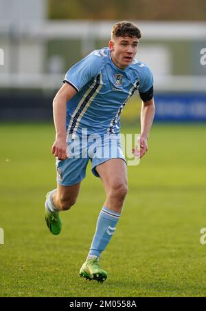 Isaac Moore von Coventry City Under 18 während des dritten Fußballspiels des FA Youth Cup im Your Co-Op Community Stadium, Leamington Spa. Foto: Samstag, 3. Dezember 2022. Stockfoto