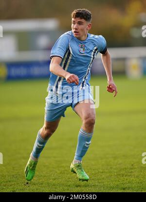 Isaac Moore von Coventry City Under 18 während des dritten Fußballspiels des FA Youth Cup im Your Co-Op Community Stadium, Leamington Spa. Foto: Samstag, 3. Dezember 2022. Stockfoto