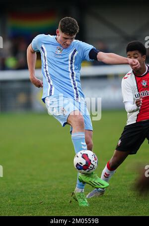 Isaac Moore von Coventry City Under 18 während des dritten Fußballspiels des FA Youth Cup im Your Co-Op Community Stadium, Leamington Spa. Foto: Samstag, 3. Dezember 2022. Stockfoto