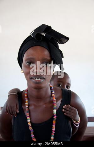 Gesichter Afrikas, afrikanische Frau mit Baby auf dem Rücken, Bafata, Guinea-Bissau Stockfoto