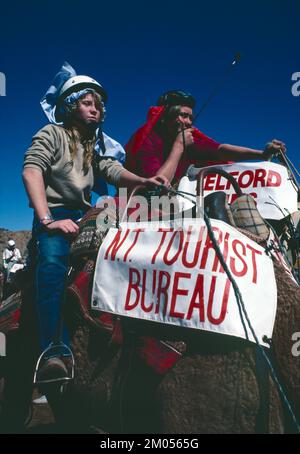 Australien. Nördliches Territorium. Alice Springs. Kamel-Cup-Rennen. Nahaufnahme von zwei Reitern. Stockfoto