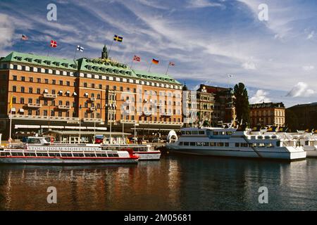 Schweden. Stockholm. Grand Hotel & Tourboote liegen am Ufer. Stockfoto