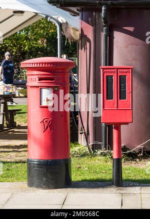 Altes viktorianisches Säulenfach und Briefmarkenspender East anglia Transportmuseum 2022 Stockfoto