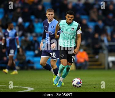 Dane Scarlett vom Portsmouth FC (ausgeliehen von Tottenham) läuft mit dem Ball während des Sky Bet League 1-Spiels Wycombe Wanderers vs Portsmouth in Adams Park, High Wycombe, Großbritannien, 4.. Dezember 2022 (Foto von Nick Browning/News Images) Stockfoto