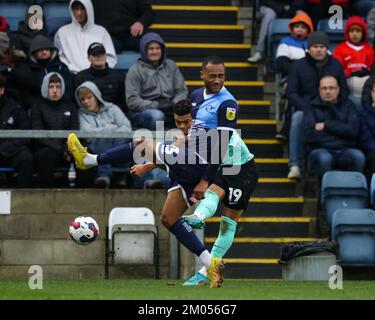 High Wycombe, Großbritannien. 04.. Dezember 2022. Dane Scarlett vom Portsmouth FC (Leihgabe von Tottenham) feuert unter dem Druck von Jordan Obita von Wycombe Wanderers während des Sky Bet League 1-Spiels Wycombe Wanderers vs Portsmouth in Adams Park, High Wycombe, Großbritannien, 4.. Dezember 2022 (Foto von Nick Browning News/Images) in High Wycombe, Vereinigtes Königreich am 12/4/2022. (Foto von Nick Browning/News Images/Sipa USA) Guthaben: SIPA USA/Alamy Live News Stockfoto