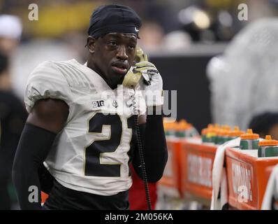 Indianapolis, Usa. 03.. Dezember 2022. Purdue Boilermakers Sanoussi Kane (21) spricht am Samstag, den 3. Dezember 2022, am Telefon gegen die Michigan Wolverines beim Big Ten Championship Game in Indianapolis, Indiana. Foto: Aaron Josefczyk/UPI Credit: UPI/Alamy Live News Stockfoto