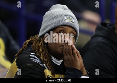 Indianapolis, Usa. 03.. Dezember 2022. Ein Purdue Boilermakers-Fan schaut während des vierten Quartals beim Big Ten Championship Game in Indianapolis, Indiana, am Samstag, den 3. Dezember 2022, gegen die Michigan Wolverines an. Foto: Aaron Josefczyk/UPI Credit: UPI/Alamy Live News Stockfoto