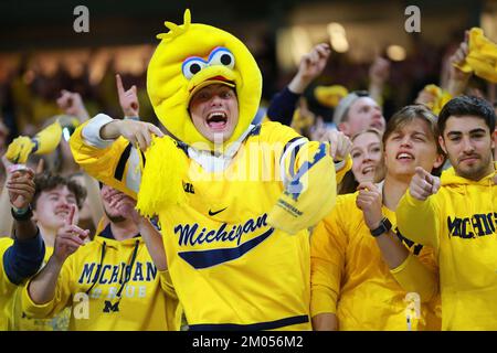 Indianapolis, Usa. 03.. Dezember 2022. Die Fans von Michigan Wolverines jubeln in der zweiten Halbzeit beim Big Ten Championship Game in Indianapolis, Indiana, am Samstag, den 3. Dezember 2022, gegen die Purdue Boilermakers an. Foto: Aaron Josefczyk/UPI Credit: UPI/Alamy Live News Stockfoto