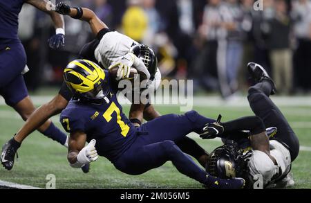 Indianapolis, Usa. 03.. Dezember 2022. Michigan Wolverines Donovan Edwards (7) fällt in die Endzone für einen Touchdown gegen die Purdue Boilermakers bei der Big Ten Championship in Indianapolis, Indiana, am Samstag, den 3. Dezember 2022. Foto: Aaron Josefczyk/UPI Credit: UPI/Alamy Live News Stockfoto