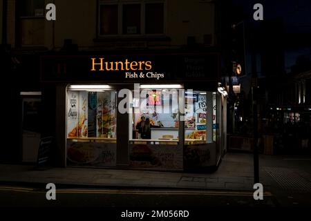 Jäger Fish and Chips Shop High Street und Clasketgate Corner bei Nacht, Lincoln City 2022 Stockfoto