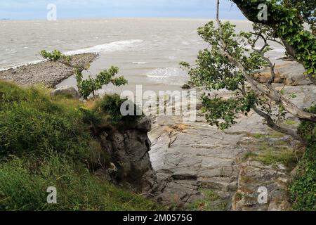 Stürmisches Meer und Blick auf Jenny Brown's Point, Silverdale, Cumbria, England, Großbritannien Stockfoto