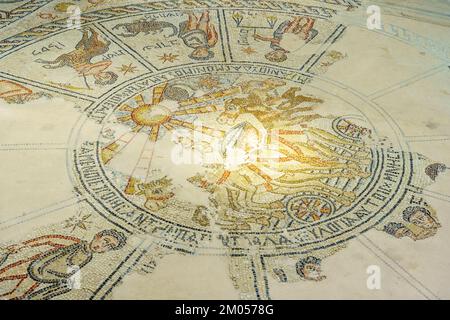 Ansicht eines Mosaikbodens aus der Römerzeit mit Tierkreis- und biblischen Szenen in einer antiken Synagoge, Tzipori (Sepphoris) National Park, Nord-Israel Stockfoto