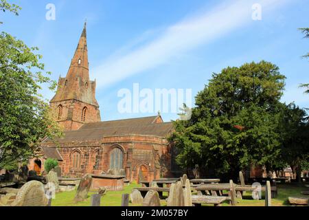 Denkmalgeschützte Kirche St. Mary's und antiker 1600 Jahre alter Eibenbaum, Eastham, Wirral Stockfoto