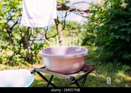 Handwäsche im Waschbecken im Freien im Sommer Stockfoto