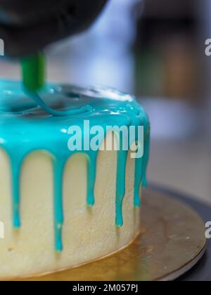 Beutelfüllung auf Milcheis Tropfkuchen in türkisfarbenem Tüpfeltuch zur Geburtstagsfeier Stockfoto