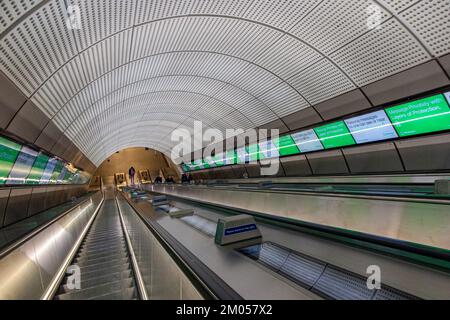 Die neu geschaffene Elizabeth Line, benannt nach Königin Elizabeth II, im Jahr 2022, fast völlig leer Stockfoto