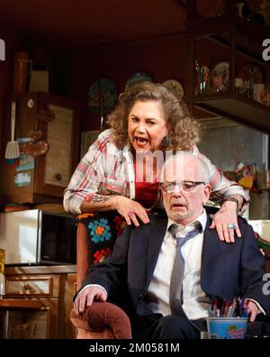 Kathleen Turner (Maude Gutman), Ian McDiarmid (Lionel Percy) in BAKERSFIELD NEBEL von Stephen Sachs im Duchess Theatre, London WC2 27/05/2014 Design: Tom Piper Beleuchtung: Oliver Fenwick Regisseur: Polly Teale Stockfoto