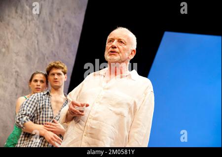 l-r: Hayley Atwell (Sophie), Kyle Soller (Tom), Ian McDiarmid (Edward) in DER FAITH MACHINE von Alexi Kaye Campbell im Jerwood Theatre unten, Royal Court Theatre, London SW1 31/08/2011 Design: Mark Thompson Beleuchtung: Neil Austin Regisseur: Jamie Lloyd Stockfoto