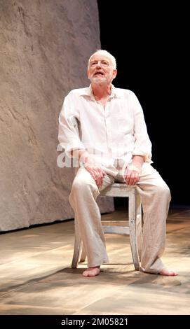 Ian McDiarmid (Edward) in DER FAITH MACHINE von Alexi Kaye Campbell im Jerwood Theatre, Royal Court Theatre, London SW1 31/08/2011 Design: Mark Thompson Beleuchtung: Neil Austin Regisseur: Jamie Lloyd Stockfoto