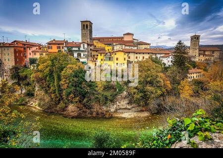 Blick auf das Dorf Cividale del Friuli und den Fluss Natisone. Foto aufgenommen am 29.. November 2022 im Dorf Cividale del Friuli, Provinz Udine Stockfoto