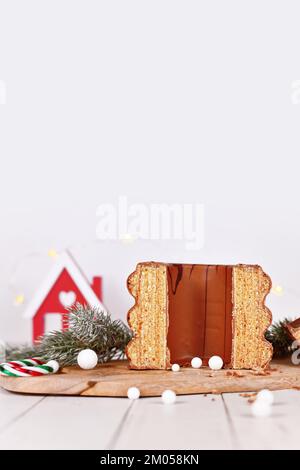 Offener Kuchen namens „Baumkuchen“, ein mit Schokolade glasierter deutscher Kuchen, umgeben von saisonaler Dekoration Stockfoto