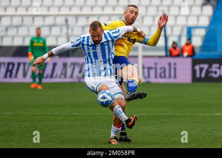 Ferrara, Italien. 04.. Dezember 2022. Antonio Pergreffi (Modena) und Andrea La Mantia (Spal) während des Spiels SPAL gegen Modena FC, italienisches Fußballspiel der Serie B in Ferrara, Italien, Dezember 04 2022 Kredit: Independent Photo Agency/Alamy Live News Stockfoto