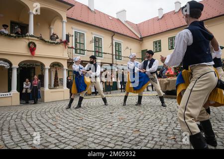 MODRA, SLOWAKEI - 4. DEZEMBER 2022: Aufführung des Folkloresemble Dopravar während des Weihnachtsmarkts in Modra, Slowakei Stockfoto