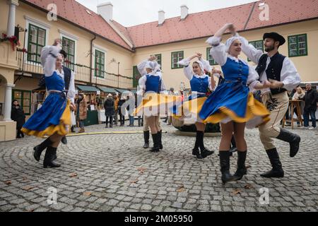 MODRA, SLOWAKEI - 4. DEZEMBER 2022: Aufführung des Folkloresemble Dopravar während des Weihnachtsmarkts in Modra, Slowakei Stockfoto