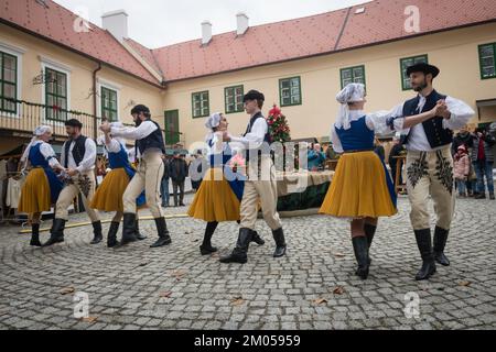 MODRA, SLOWAKEI - 4. DEZEMBER 2022: Aufführung des Folkloresemble Dopravar während des Weihnachtsmarkts in Modra, Slowakei Stockfoto