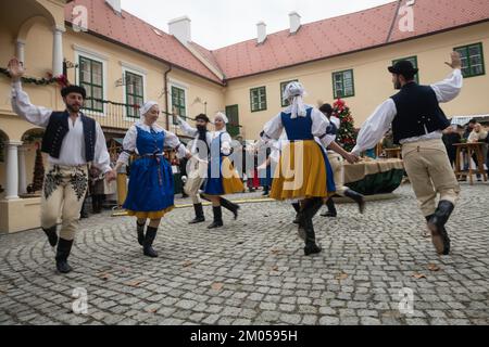 MODRA, SLOWAKEI - 4. DEZEMBER 2022: Aufführung des Folkloresemble Dopravar während des Weihnachtsmarkts in Modra, Slowakei Stockfoto