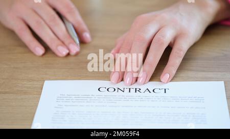 Der HR-Manager bittet den neuen Mitarbeiter, den Vertrag zu unterzeichnen. Stockfoto