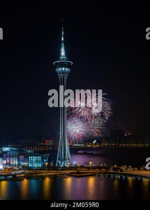 Nachtblick auf das Feuerwerk über dem Macau Tower Convention and Entertainment Center in Macau, China Stockfoto