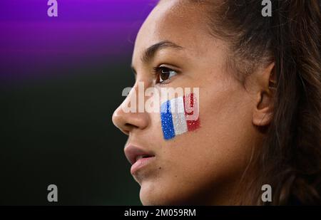 Doha, Katar. 04.. Dezember 2022. Fan FrankreichDoha, 04.12.2022, FIFA Fussball WM 2022 in Katar, Achtelfinale, Frankreich - Polen/Pressinphoto/Sipa USAPHOTO Credit: SIPA USA/Alamy Live News Stockfoto