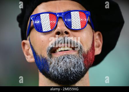 Doha, Katar. 04.. Dezember 2022. Fan FrankreichDoha, 04.12.2022, FIFA Fussball WM 2022 in Katar, Achtelfinale, Frankreich - Polen/Pressinphoto/Sipa USAPHOTO Credit: SIPA USA/Alamy Live News Stockfoto