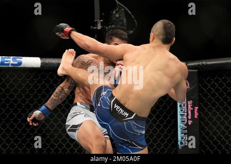 ORLANDO, FL - Dezember 3: Natan Levy (L) und Genaro Valdez R) tritt in das Achteck für einen 3-Runden-Kampf im Amway Center für UFC Orlando - Thompson vs Holland : Evevnt am 3. Dezember 2022 in ORLANDO, FL, USA. (Foto: Louis Grasse/PxImages) Stockfoto