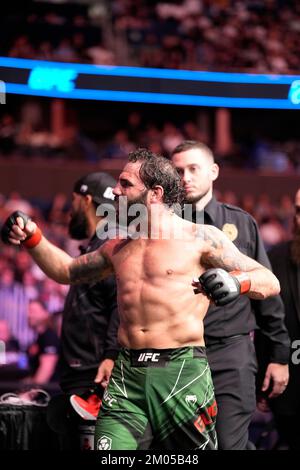 ORLANDO, FL - Dezember 3: Clay Guida Paraden und Flexes nach dem Kampf, Clay Guida im Amway Center für UFC Orlando - Thompson vs Holland : Evevnt am 3. Dezember 2022 in ORLANDO, FL, USA. (Foto: Louis Grasse/PxImages) Stockfoto