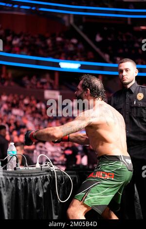 ORLANDO, FL - Dezember 3: Clay Guida Paraden und Flexes nach dem Kampf, Clay Guida im Amway Center für UFC Orlando - Thompson vs Holland : Evevnt am 3. Dezember 2022 in ORLANDO, FL, USA. (Foto: Louis Grasse/PxImages) Stockfoto