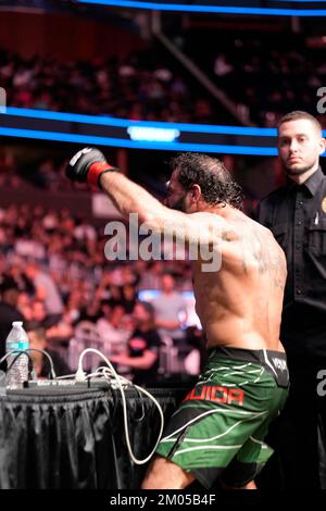 ORLANDO, FL - Dezember 3: Clay Guida Paraden und Flexes nach dem Kampf, Clay Guida im Amway Center für UFC Orlando - Thompson vs Holland : Evevnt am 3. Dezember 2022 in ORLANDO, FL, USA. (Foto: Louis Grasse/PxImages) Stockfoto