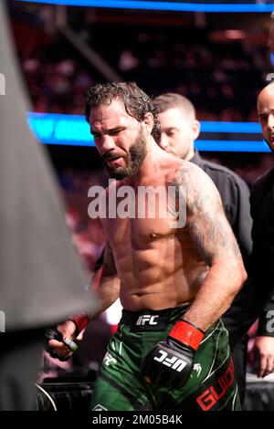 ORLANDO, FL - Dezember 3: Clay Guida Paraden und Flexes nach dem Kampf, Clay Guida im Amway Center für UFC Orlando - Thompson vs Holland : Evevnt am 3. Dezember 2022 in ORLANDO, FL, USA. (Foto: Louis Grasse/PxImages) Stockfoto