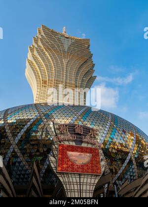 Macau, FEBRUAR 11 2013 - sonniger Blick auf das Grand Lisboa Stockfoto