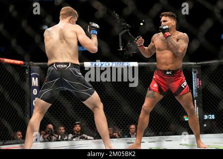 ORLANDO, FL - Dezember 3: Eryk anders (L) und Kyle Daukaus (R) treten in die Achtecke für einen 3-Runden-Kampf im Amway Center für UFC Orlando - Thompson gegen Holland : Evevnt am 3. Dezember 2022 in ORLANDO, FL, USA. (Foto: Louis Grasse/PxImages) Stockfoto