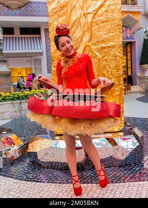 Macau, 11 2013. FEBRUAR - Frauen im MGM Macau im chinesischen Neujahrsschmuck Stockfoto
