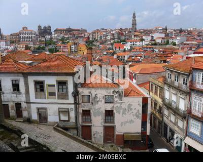 Blick von oben auf Porto Oldtown, rot-orangefarbene Ziegeldächer und farbenfrohe alte Häuser. Stadt mit Weltkulturerbe, Porto Stockfoto