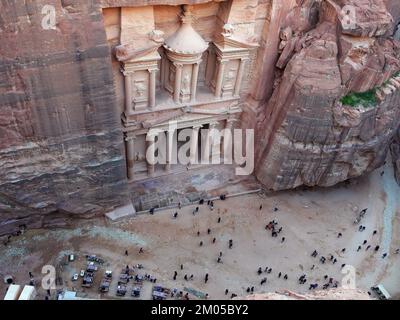 Blick aus der Vogelperspektive auf die Schatzkammer, Petra Jordan, Blick von oben, Klettern auf die Klippe der Weltkulturerbestätte, Reiseziel Stockfoto