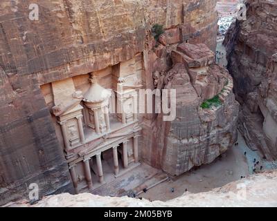 Blick aus der Vogelperspektive auf die Schatzkammer, Petra Jordan, Blick von oben, Klettern auf die Klippe der Weltkulturerbestätte, Reiseziel Stockfoto